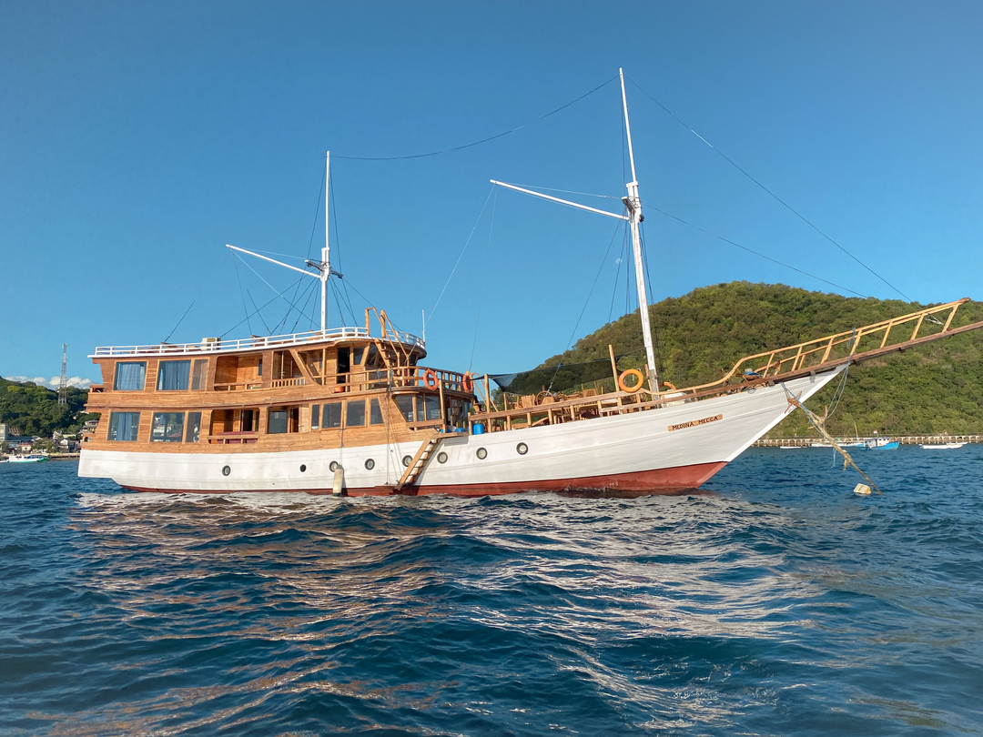 Private Trip by Medina Mecca Deluxe Phinisi - 