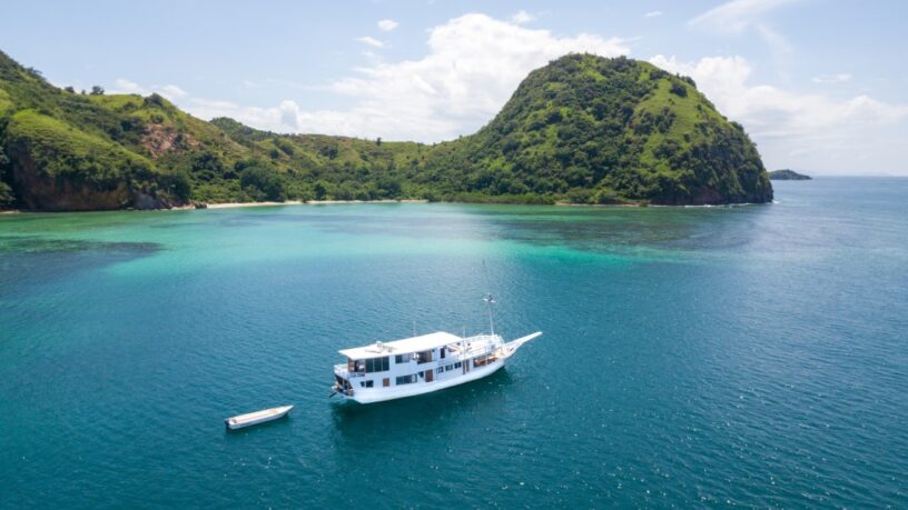  Private Trip by Nusantara Karya Deluxe Phinisi - 